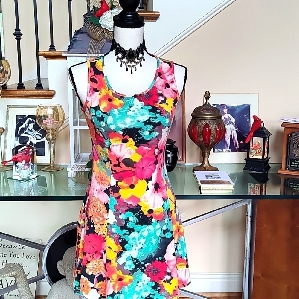 Cute Form Flattering Dress Floral Size S